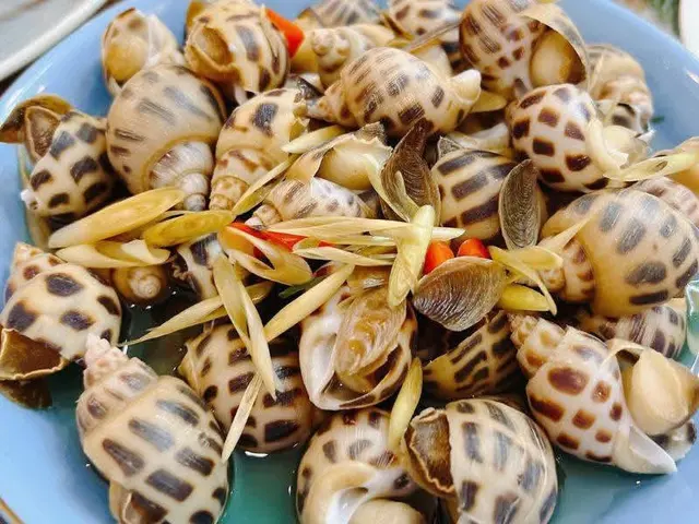 Морепродукты: волосатая ракушка, морская улитка бабилония ốc hương, моллюски «ракушка-ноготь» и рыба cà na hấp xả
