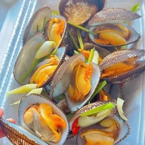 Морепродукты: волосатая ракушка, морская улитка бабилония ốc hương, моллюски «ракушка-ноготь» и рыба cà na hấp xả